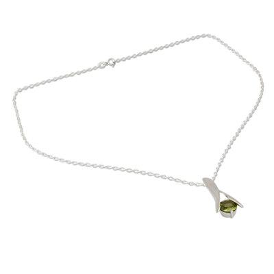 Peridot-Anhänger-Halskette, 'Silver Flare - Moderne Sterlingsilber- und Peridot-Halskette aus fairem Handel
