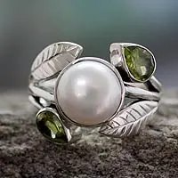 Anillo de cóctel de perlas cultivadas y peridoto, 'Mumbai Romance' - Anillo de cóctel de perlas y peridoto de India Jewelry