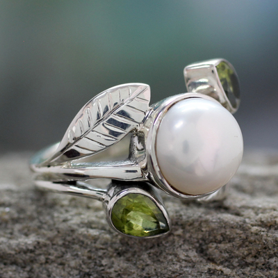 Anillo cóctel perla cultivada y peridoto - Anillo de cóctel de perlas y peridotos de India Jewelry