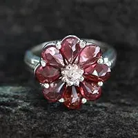 Granat-Blumenring, „Joyous Blossom“ – Granat-Blumenring, handgefertigt aus Sterlingsilber