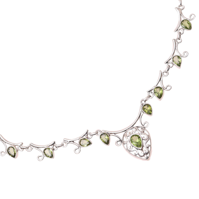 Peridot-Anhänger-Halskette „Efeu-Eleganz“ - Peridot-Anhänger-Halskette