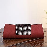 Perlenbesetzte Clutch-Abendtasche, „Ruby Allure“