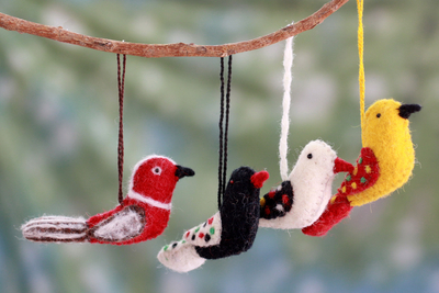 Ornamente aus Wolle, 'Vier rufende Vögel' (4er-Set) - Vogel-Ornamente aus fair gehandelter Wolle (4er-Set)