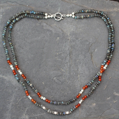 Halskette aus Labradorit und Zuchtperlen - Handgefertigte Halskette mit Labradoritperle und Karneol