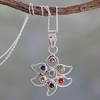 Multi-Edelstein-Chakra-Blumen-Halskette, „Rainbow Dew“ – Halskette aus Sterlingsilber mit Multi-Edelstein-Chakra-Schmuck