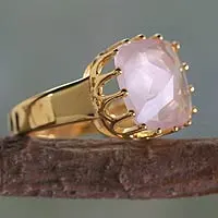 Gold-Vermeil-Rosenquarz-Einzelsteinring, „Spell of a Rose“ – Rosenquarz- und Gold-Vermeil-Ring aus Indien