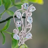 Broche floral de topacio azul, 'Sky Bouquet' - Topacio azul de comercio justo y broche de plata de ley