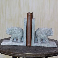 Buchstützen aus Speckstein, „Elephant Knowledge“ (Paar) – Handgefertigtes Buchstützenpaar aus Speckstein mit Elefantenmotiv