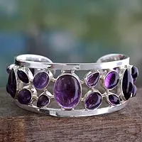 Amethyst-Manschettenarmband, „Purple Harmony“ – Amethyst-besetztes Sterlingsilber-Manschettenarmband aus Indien