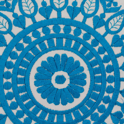 Fundas de cojines de algodón, (par) - Fundas de cojín bordadas en azul sobre blanco de la India (par)