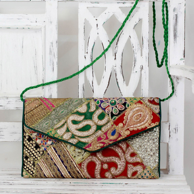 Upcycling-Handtasche mit Perlenklappe - Upcycled Perlen- und bestickte Patchwork-Geldbörse