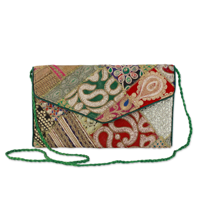 Upcycling-Handtasche mit Perlenklappe - Upcycled Perlen- und bestickte Patchwork-Geldbörse