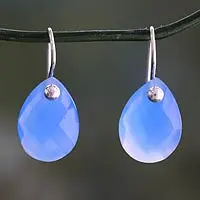 Pendientes colgantes de calcedonia, 'Halcyon Days' - Pendientes de calcedonia azul cielo facetados de la India