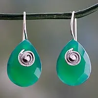 Pendientes colgantes de ónix verde realzados - Aretes colgantes de ónix verde de comercio justo de la India