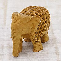 Estatuilla de madera, 'Magnífico elefante' - Estatuilla de elefante de madera Kadam pequeña tallada a mano