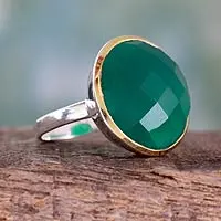 Anillo de cóctel de ónix verde con detalles en oro, 'Verdant Allure' - Anillo de cóctel con ónix verde en plata de ley y oro