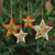 Weihnachtsschmuck aus Holz, (4er-Set) - Rote und gelbe florale Sternornamente aus Indien (4er-Set)