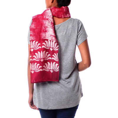 Batik-Schal aus Baumwolle und Seide, 'Dancing Lotus'. - Krawattengefärbter roter Batikschal, handgefertigt aus Baumwoll-Seiden-Mischung