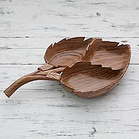 Catchall de madera de nogal, 'Chinar II' - Bandeja Catchall en forma de hoja tallada a mano en madera de nogal
