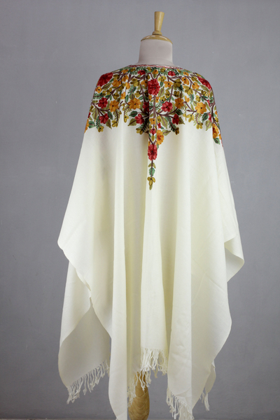 Capa de kimono de lana bordada, 'Valle de las Flores' - Amplia capa de lana blanca con bordado floral de punto de cadeneta