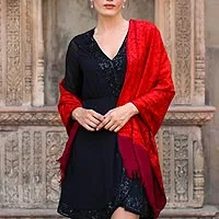 Mantón de lana, 'Ruby Romance' - Mantón rojo bordado 100% lana de la India