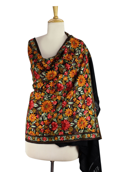 Wollschal - Freihandels-Schal aus schwarzer Wolle mit floraler Kettenstichstickerei