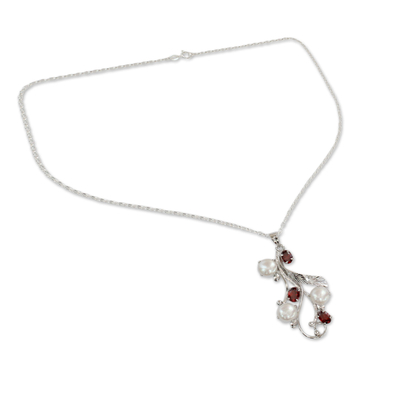 Halskette mit Anhänger aus Zuchtperlen und Granat - Fair-Trade-Halskette mit floralem Perlen- und Granat-Anhänger
