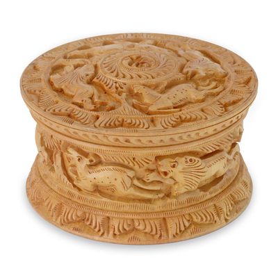 Caja de joyería de madera, 'Natural Hunt' - Caja de joyería tallada a mano con tema de ciervos, leones y elefantes