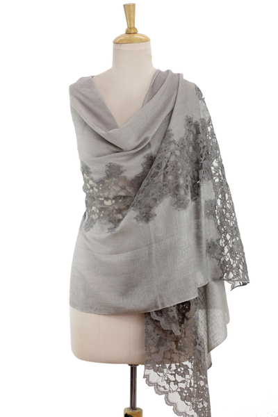Schal aus Wollmischung - Taupegrauer Schal aus Wollmischung mit floraler Spitze besetzt