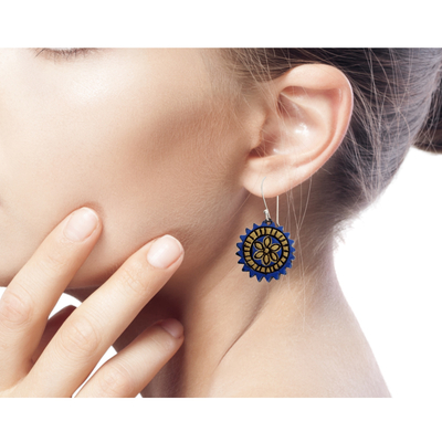 Ohrhänger aus Terrakotta - Blaue und goldene handbemalte Terrakotta-Silber-Hakenohrringe