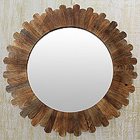 Espejo de pared de madera, 'Earthen Halo' - Espejo de pared redondo de comercio justo hecho a mano con madera de mango