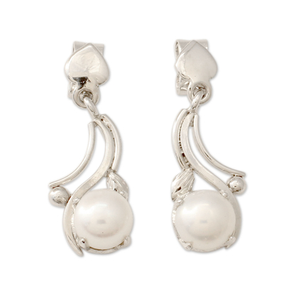 Pendientes colgantes de perlas cultivadas, 'Magnificación iridiscente' - Pendientes de perlas blancas en plata de ley chapada en rodio