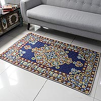 Teppich mit Kettenstichen aus Wolle, „Season of Flowers“ (3x5) - Indischer Teppich mit Kettenstichen in Blau, Burgunderrot und Gold (3x5)