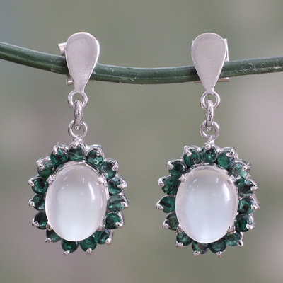 Pendientes colgantes de esmeralda y piedra lunar, 'Amor y devoción' - Pendientes colgantes de esmeralda y piedra lunar india