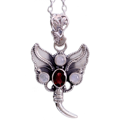 Halskette mit Anhänger aus Regenbogenmondstein und Granat, „Butterfly Triumph“ – Silberner Schmetterling mit Granat und Regenbogenmondstein