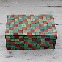 Holz-Intarsien-Box, „Delhi Cubist“ – handgefertigte dekorative Box aus rotem und grünem Holz mit Intarsien aus Indien