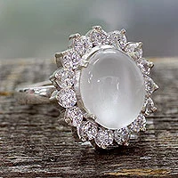 Anillo de cóctel con piedra de luna - Anillo de cóctel de plata esterilizada con piedra de luna y circonitas cúbicas