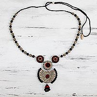 Halskette mit Keramikanhänger, „Divine Galaxy“ – Einzigartige handbemalte Terrakotta-Halskette aus Indien