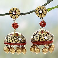 Ohrhänger aus Keramik, „Golden Grandeur“ – Einzigartige Ohrhänger aus Keramik in Gold und Rot