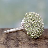 Anillo de racimo de peridoto, 'Viburnum' - Anillo de cóctel con conjunto de racimo de peridoto y plata de ley