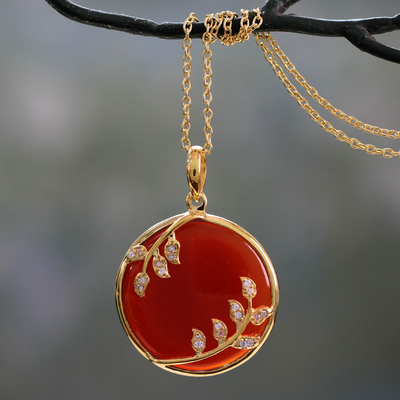 Gold Vermeil Onyx Anhänger Halskette, 'Red Dewdrop Nature' - Handgefertigte goldene Vermeil-Halskette mit rotem Onyx und Zirkonia
