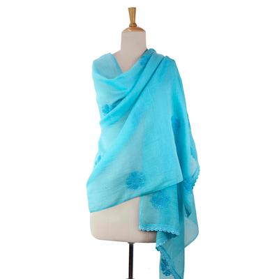 Chal de mezcla de algodón y seda - Mantón de mezcla de algodón azul cielo bordado a mano de la India