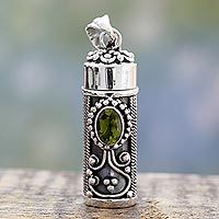 Colgante de caja de oración de peridoto, 'Calma' - Colgante de caja de oración de peridoto y plata 925 de la India