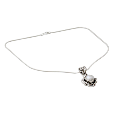Halskette mit Anhänger aus Zuchtperlen - Halskette mit Anhänger aus Silber mit Rosenmotiv und Zuchtperle