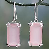 Chalcedon-Ohrhänger, „Rosy Romance“ – handgefertigte rosa Chalcedon-Ohrringe aus Indien