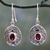 Granat-Ohrhänger, „Coy Crimson“ – Granat-Ohrringe mit Blumenmotiv aus Sterlingsilber