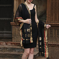 Schal aus Baumwoll- und Seidenmischung, „Golden Flower“ – handgewebter, transparenter schwarzer Schal mit goldenen Blumen