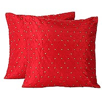 Kissenbezüge mit Perlenbesatz, „Crimson Constellation“ (Paar) – 2er-Set bestickte, handbestickte rote Kissenbezüge mit Perlenbesatz