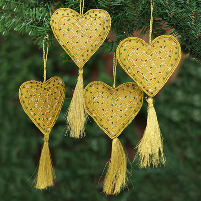 Perlenornamente, (4er-Set) - Vier handgefertigte goldene Herz-Weihnachtsornamente aus Perlen