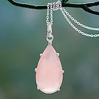 Halskette mit Chalcedon-Anhänger, „Rose Droplet“ – handgefertigte Halskette aus rosa Chalcedon und Sterlingsilber